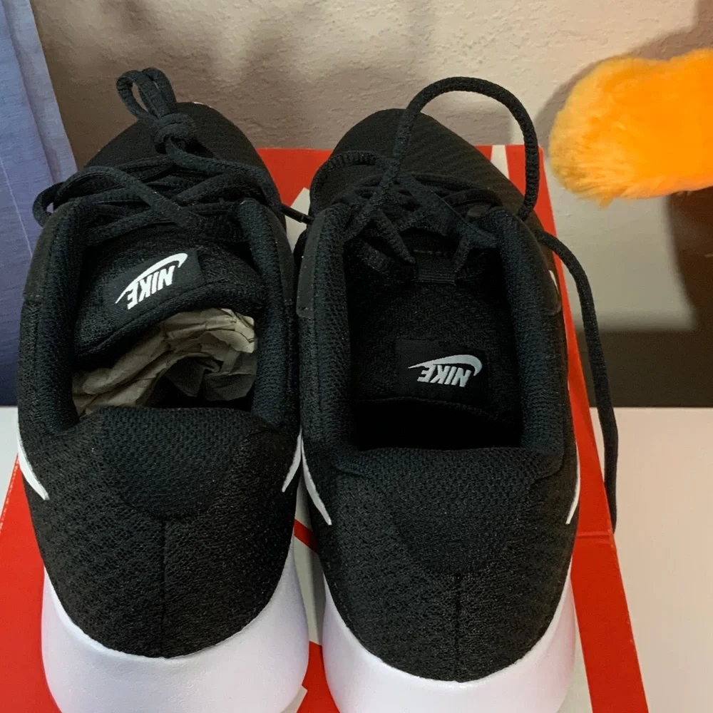 Nike Tanjun Black Mesh Sneakers with White Accents Mens 8/Women 9.5 NEW - Picture 3 of 4